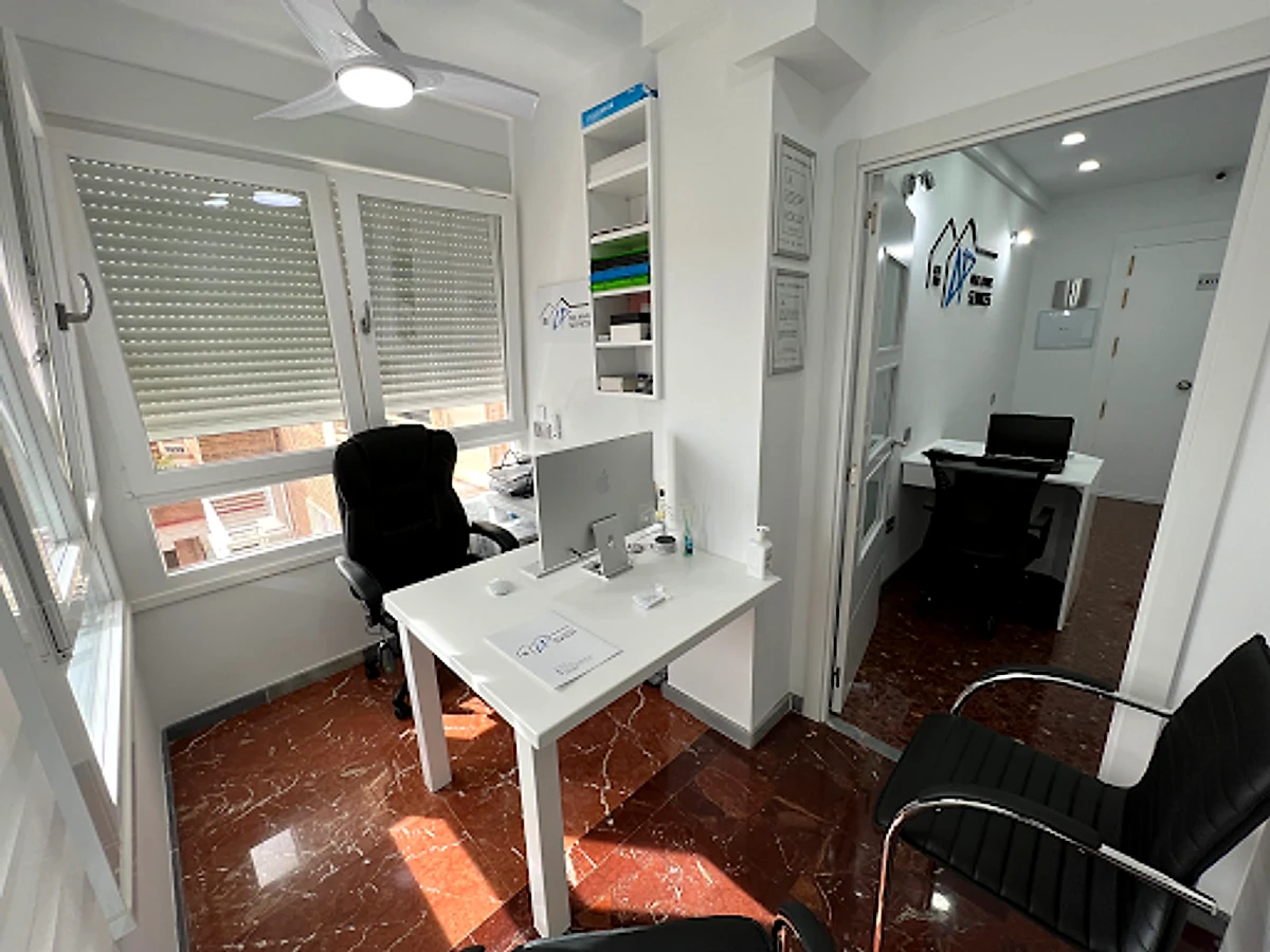 Interior de la oficina de AP Real Estate Services en Almería